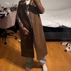  Skinnkappa från boho  -  En supersnygg brun skinnjacka från boho i storleken 38. Jag tycker att den är lite lång på mig där av säljer jag den. Jag är 163cm💖