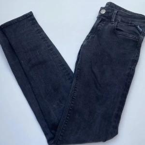 Replay jeans - Snygga svarta replay jeans. Modellen heter ”Luz”. Sitter tight runt benen.