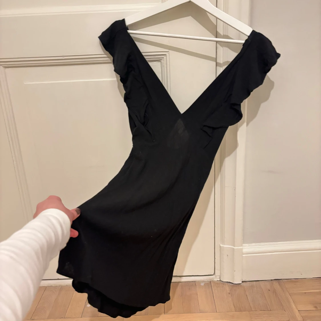 Svart klänning med volangdetaljer från Zara