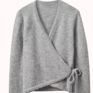 Grå omlottkofta - Säljer denna  mysig grå omlottkofta med knytband i sidan.  Är ifrån design by Amor och endast andvönt 1 gång 