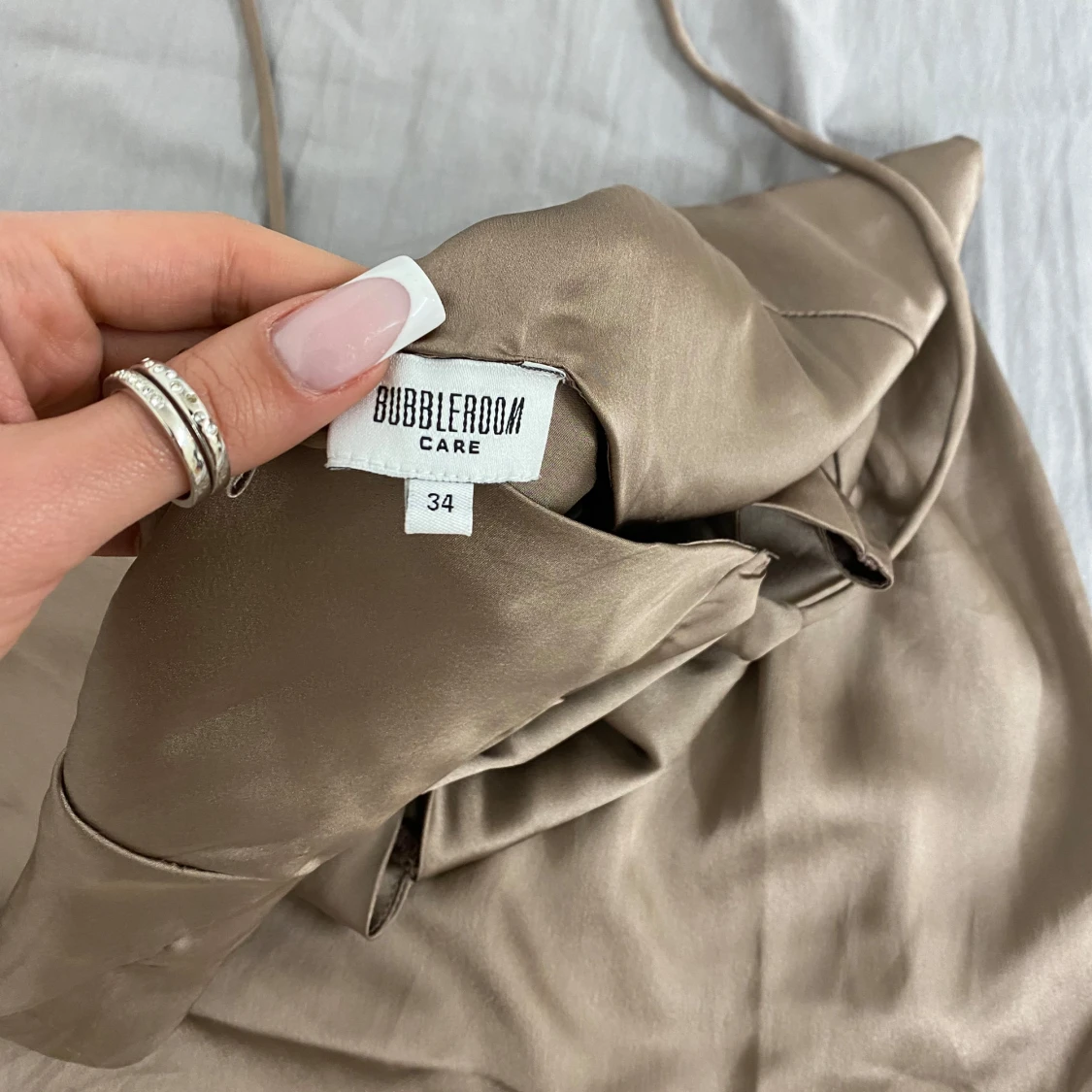 Champagnefärgad klänning från Bubbleroom - 1