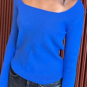 Blå ribbad tröja från Design by Si! XS - Snygg blå ribbad tröja med fyrkantig halsringning och långa ärmar. Perfekt för en stilren look. Passar bra till både jeans och kjol.The blouse is made of thin and soft knitted and ribbed material. It has a wide and pretty neck. Slutsåld på deras hemsida! Bilder lånad fr hemsida  Perfect! Like New!   