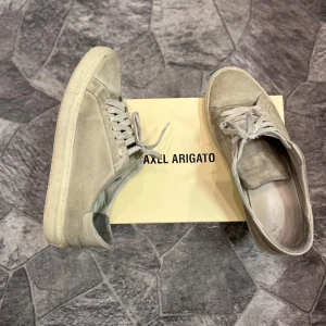 Axel arigato skor  - Ett par snygga arigato skor i storlek 43, skorna är i helt okej skick!😊