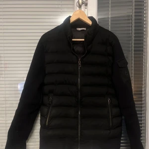 Svart Moncler cardigan  - Svart moncler cardigan i bra skick. Pris går att diskuteras. Storlek M men passar även S 