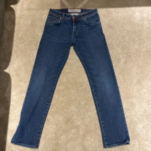Jacob Cohen jeans - Riktigt snygga blå jeans från Jacob Cohen i modell 625. bra skick och inga defekter. De är storlek 29 men är skräddarsydda så skulle säga att de passar någon som har 29/32 i jeans storlek. Vid minsta fundering är det bara att höra av sig, priset är inte hugget i sten🤩