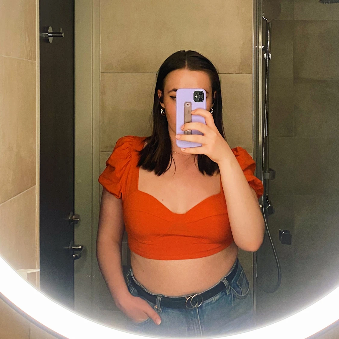 Orange croppad topp från Monki
