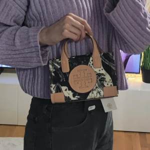 Tory Burch Ella mini tote - Printed mini Ella tote från Tory Burch, collector edition print i Art deco inspirerad stil. Aldrig använd, endast öppnad för att se så att axelremmen fanns med. Stått som prydnad i mitt skåp bland andra väskor ☺️