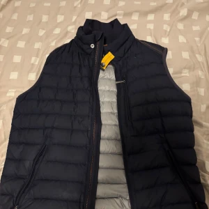 Mörkblå dunväst från Parajumpers - en snygg mörkblå dunväst från Parajumpers. Perfekt för den kommande våren. Skriv till mig om du har mer frågor.