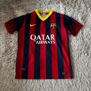 Barcelona fotbollströja 13/14 Messi #10 - Säljer en Barcelona tröja från säsongen 13/14 med Messi #10 på ryggen. Tröjan är använd (se bilder) och i storlek M. Är osäker på äkthet, därav priset. Vid frågor är det bara att skriva!
