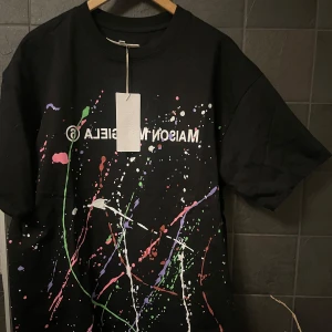 Maison margiela T-shirt  - Tja! Säljer denna sjukt snygga och unika Maison margiela T-shirten i strl L. T-shirten är helt ny med tags på. Finns två till Maison margiela T-shirts i profilen. Hör av er vid eventuella frågor! 