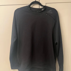 Svart tröja från Adidas - Svart träningströja från Adidas. Strl L.