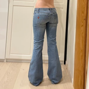 Lågmidjade vintage bootcut jeans🤩 - Midja 38 cm rakt över, gren 18 cm o innerben 86 cm💕jae 169 o xs-s för referens. Märkta W26 men mer W24/25
