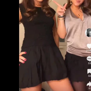 Svart klänning  - Helt oanvänd klänning med prislappen kvar! Storlek 170 men sitter perfekt på någon som har XS/S/och kanske även M! Sitter så fint och kramar åt midjan