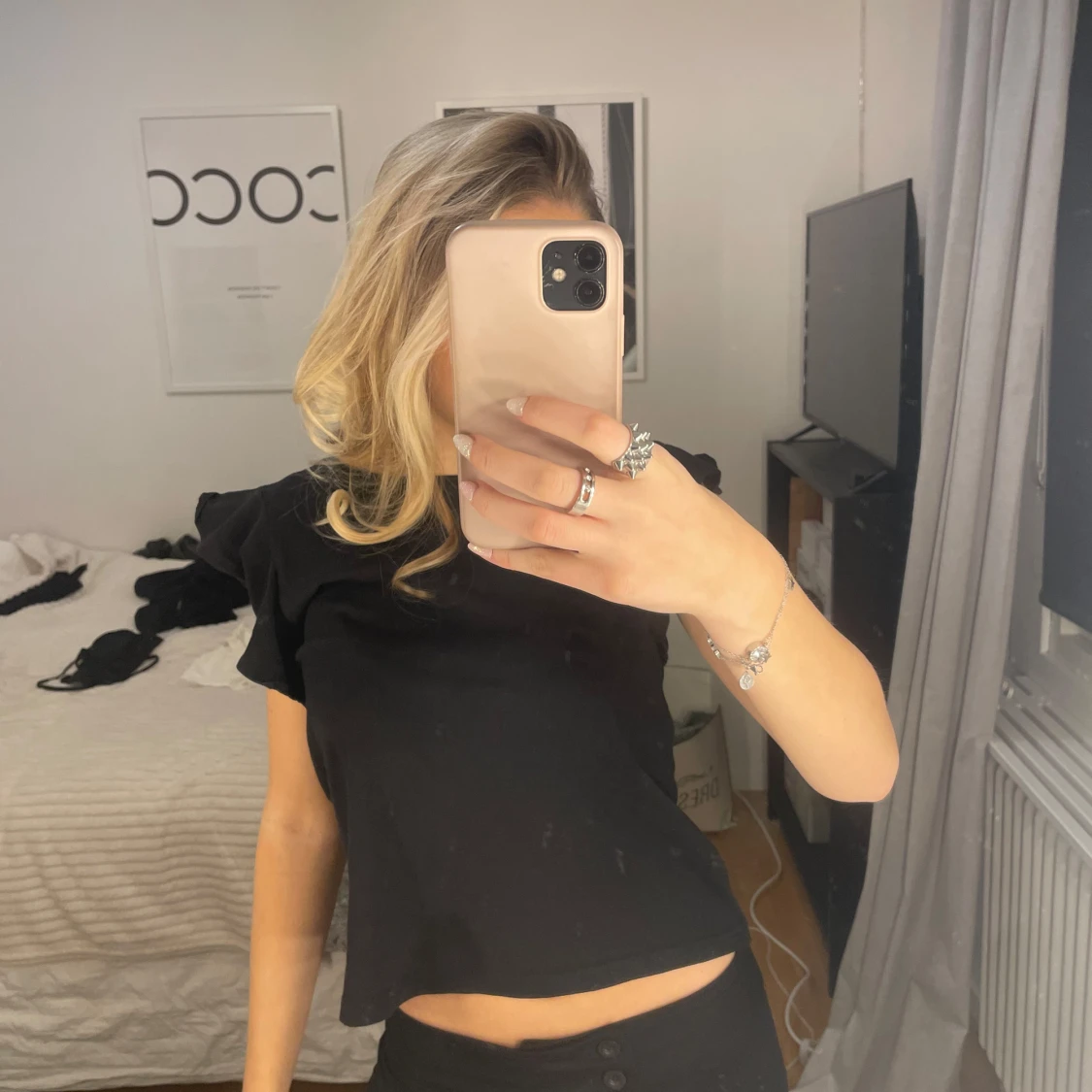 Svart topp med volangdetaljer