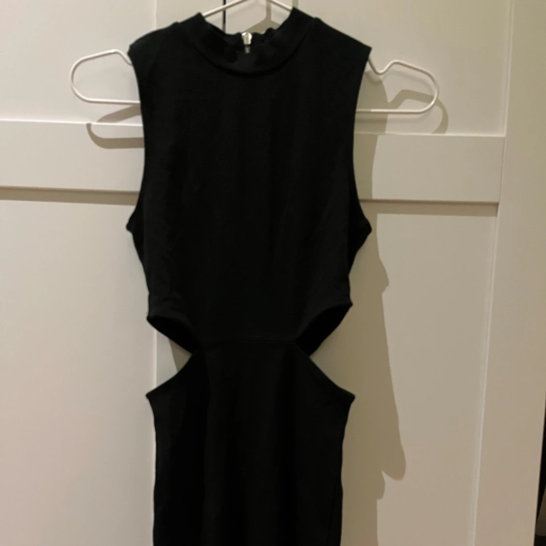 Svart ärmlös klänning med dragkedja - 1