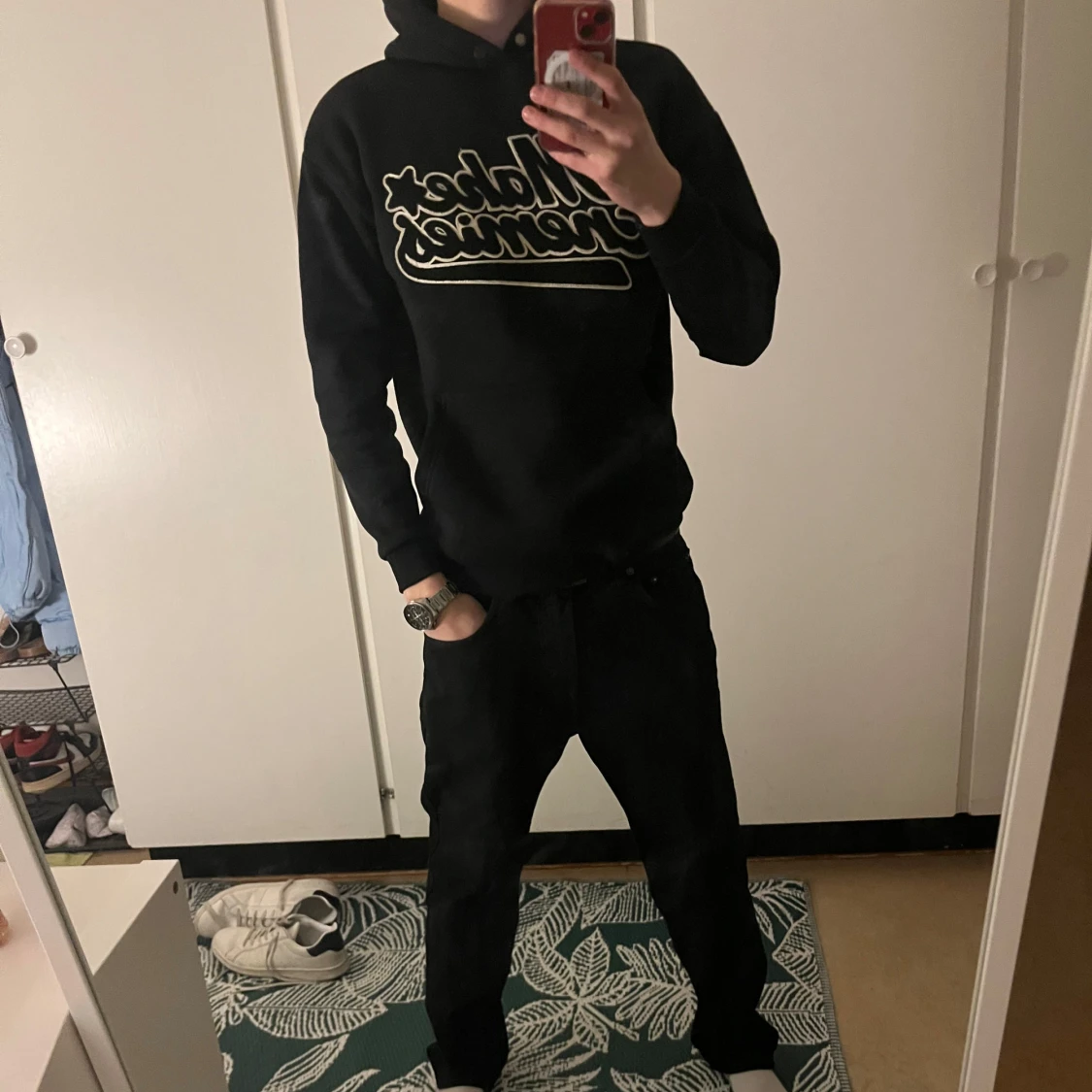 Fet svart hoodie me tryck 