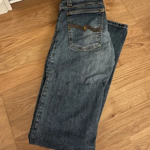 Lågmidjade Blå jeans med broderad bakficka - Snygga blå jeans med en cool broderad detalj på bakfickan. Perfekta för en avslappnad stil. Klassisk design med en bekväm passform. Säljer dem pga av att dem är för små storlek Xs 