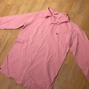 Lacoste Piké Långarmat - Denna Piké är anpassad för den ultimata stekar-viben. Nytt skick, dunder till våren o sommaren du kommer shtekaaaa galet i den. Hör av dig vid minsta intresse.