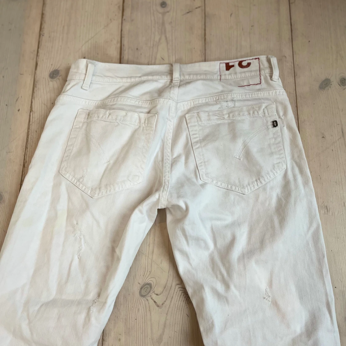 Vita jeansbyxor från Dondup