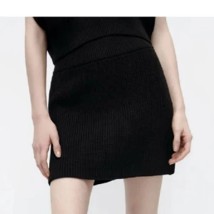 Svart stickad kjol från Zara  - Snygg svart stickad kjol med en enkel och stilren design. Kjolen har en kort längd och en normal passform, perfekt för att matcha med olika toppar! 😇😇Kjolen är använd ett par gånger av mig men den är fortfarande i mycket fint skick🙌🏼💋