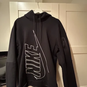 Nike tech unik  - Säljer den för att passar mig inte köpt från Nike.com aldrig använt man ser att den inte har gått igenom tvätt än väldigt fin och unik tröja av Nike erbjuder ett bra pris vid snabb affär