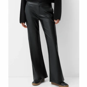 skinnbyxor från Bershka - supersnygga byxor i läderimitation, dom är bootcut och lågmidjade!! dessa är helt nya med prislappen kvar, säljer då jag inte tycker de satt superbra på mig, nypris är 379 kr💕💕