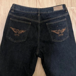 Svarta bootcut jeans - Ett par jättesnygga bootcut jeans som passar tjejer och killar 🤞🏽  Innerben längd: 84cm Ytterben:111cm Midjan:40cm