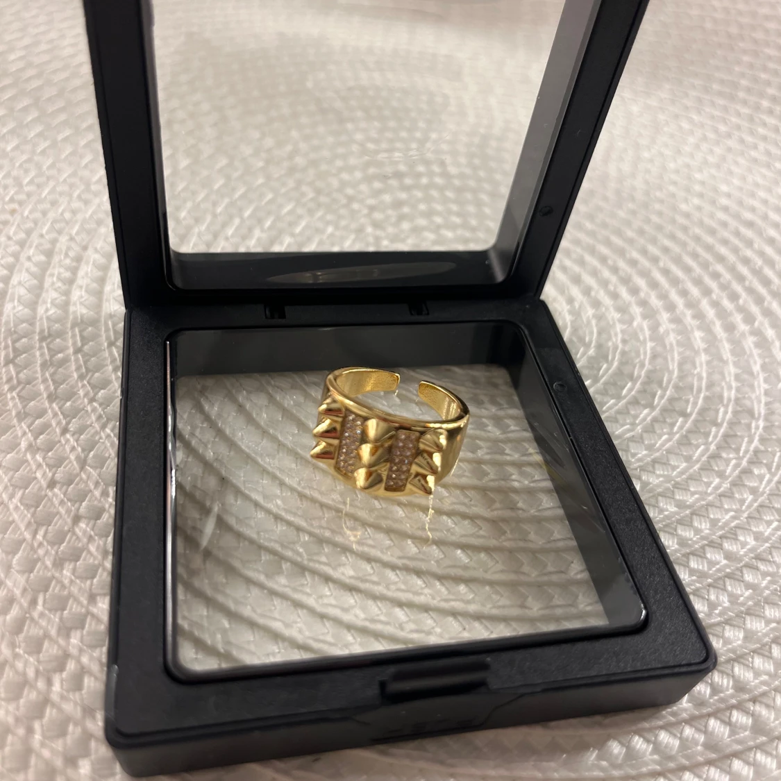 Guldfärgad ring med geometriskt mönster - 1