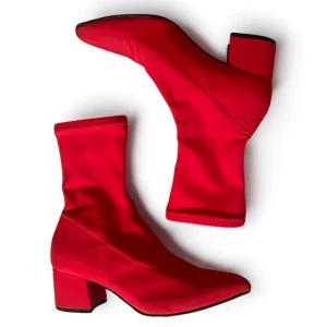 Röda stövletter med klack - Snygga röda stövletter med klack och spetsig tå. De har en stilren design och är perfekta för att ge en färgklick till din outfit. 