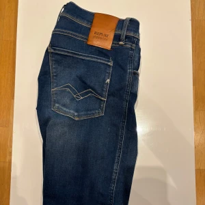 Replay Anbass Jeans - Replay anbass jeans i toppskick. Knappt använd. Storleken är W30 L34
