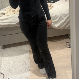 Svarta byxor med bootcut - Snygga svarta jeans med jätte fin passform köpta från bikbok och i jätte bra skick 