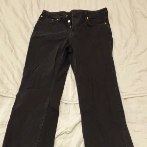 Svarta jeansbyxor från Weekday - Snygga svarta jeansbyxor från Weekday i klassisk design. De har en rak passform och är tillverkade i ett slitstarkt material. Perfekta för en stilren look .