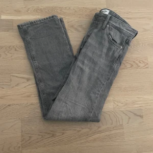 Grå jeans från Jack & Jones - Snygga grå jeans från Jack & Jones😉 mycket bra skick och endast använda runt två gånger 😆😆Anledning- växte ut som för snabbt😢 Priset är diskuterbart