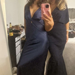 Elegant balklänning  - As snygg och elegant mörkblå balklänning i storlek S