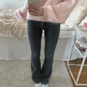 Mörkgrå Bootcut jeans  - Säljer nu dessa perfekta Bootcut jeansen från Gina tricot som är helt slutsålda💌 De är lite slitna (fråga om bilder) men tycker endast att de är snygga detaljer som gör de mer unika. Avklippt storlek så vet ej men -  innerbenslängd: ca 74cm - Midjemått rakt över: ca 34cm och stretchigt