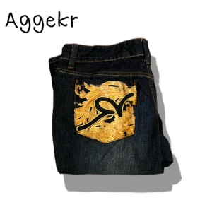 Y2K Lågmidjade Bootcut Jeans  - Jätte fina RockaWear Jeans, Lågmidjade och Bootcut. W28✌️Notera - Inte miss me jeans bara liknande.