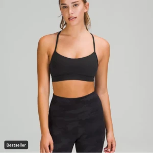 Svart sporttopp från Lululemon - Så snygg nulu sport bh från Lululemon, storlek 8. Säljer då den var förstor, sååå najs annars!!