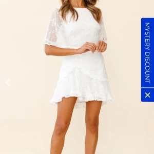 Showpo studentklänning  - säljer min oanvända studentklänning från showpo! 