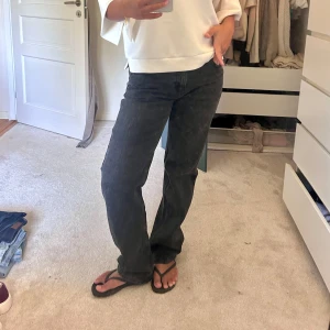 Gråa jeans - Ett par mörk gråa jeans från märket pull  & ber!!!! Storlek 40 men passar perfekt på mig som vanligtvis har st 38!!!🌟 jag är 160 lång och jeansen är långa på mig👏🏽🫶🏽 frakt tillkommer 