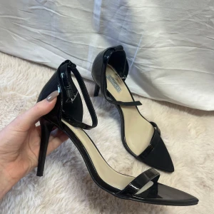 Svarta klackar  - Svarta klackar från Nelly. Finns i beige också. Aldrig använda 