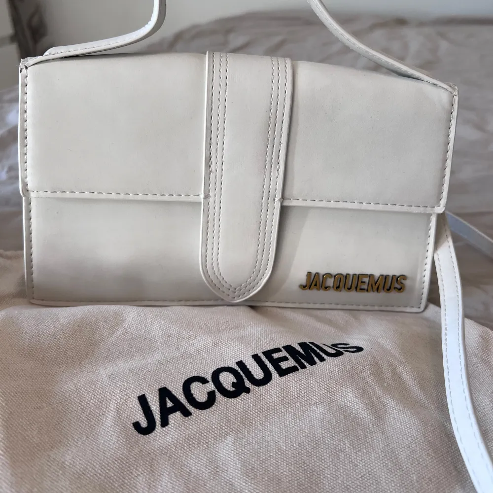 jacquemus väska vit som aldrig är använd. Dustbag finns. . Accessoarer.