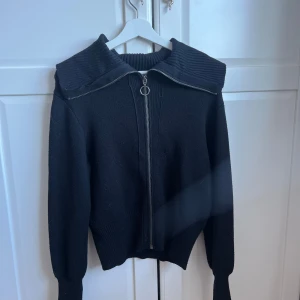 Stickad zip tröja  - Såå galet snygg stickad zip tröja. Säljs inte längre. Najs att man kan ha kragen på flera olika sätt!