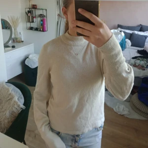Beige stickad tröja  - Beige stickad tröja från gina tricot!  Långa armar som är lite tajtare längst ner!  Fint skick utan fläckar  Strl. XS 