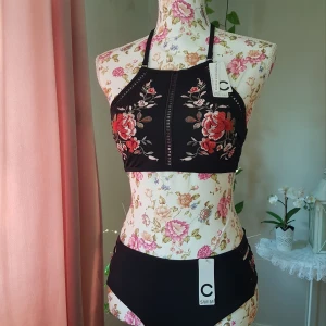 NYTT bikini-set från Cubus - Nya m lappar. Svarta, broderier, hålbroderi. Bikinitop m uttagbar vaddering, reglerbar stl-mässigt iom knytbanden, men rymmer en mindre byst. Bikinibriefs i dubbelt tyg, söm bak & dekorativa sidor ~ STOR rensning & erbj i min shop ~