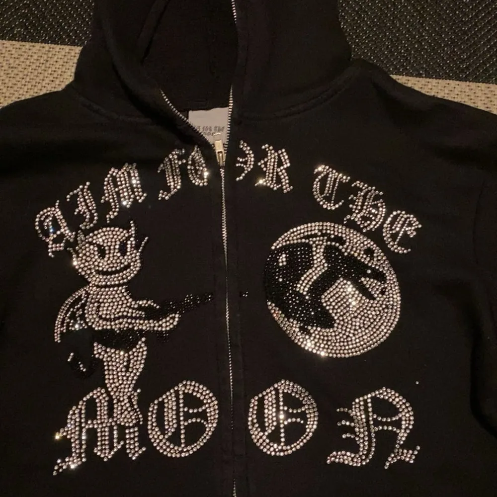 Aim for the moon hoodie i storlek L. Mycket bra skick, inga defekter. Alla stenar sitter kvar. Hoodies.