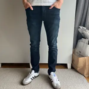 Tja! Säljer detta riktigt feta paret Tiger of Sweden jeans! Bra skick! Nypris ish 1600kr, mitt pris 299kr! Storlek 30/34, men lite kort i stoleken så skulle säga 30/32! Vid minsta fundering tveka inte att kontakta mig! //JeansLabbet