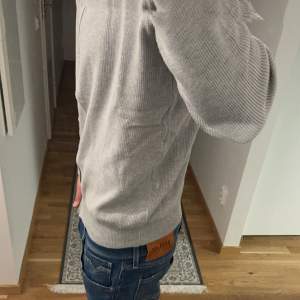 Säljer nu en sprillans ny kashmir/merino ull zip hoodie || skick: 10/10 || storlek: M/L  Tveka ej att höra av er! Mvh Br