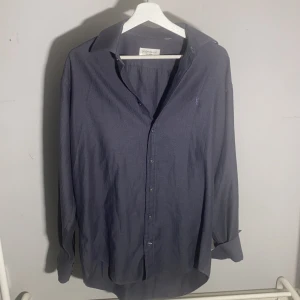 Saint Laurent skjorta  - Inköpt för 1999kr Bra skick👍✅  Lägg ett prisförslag så löser vi 