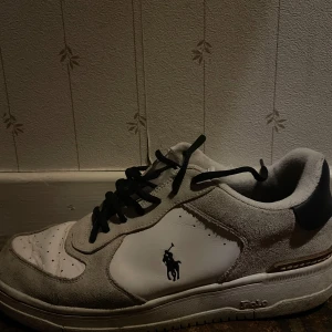 Ralph Lauren skor - Använt de ett par gånger men de är i väldigt bra form. Köpt de för 1500kr exakt för 6 månader sen men väljer att gå ner till ganska mycket.