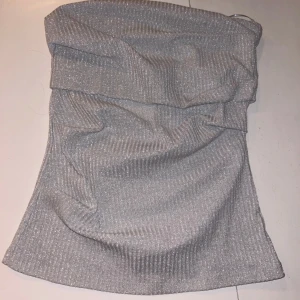Silver topp - Hej säljer en superfin och populär silver topp ifrån zara. Toppen är aldrig använd och har prislappen kvar. Toppen är i storlek s och säljs tyvärr inte längre på deras hemsida. Skriv om ni är intresserade.💗💗